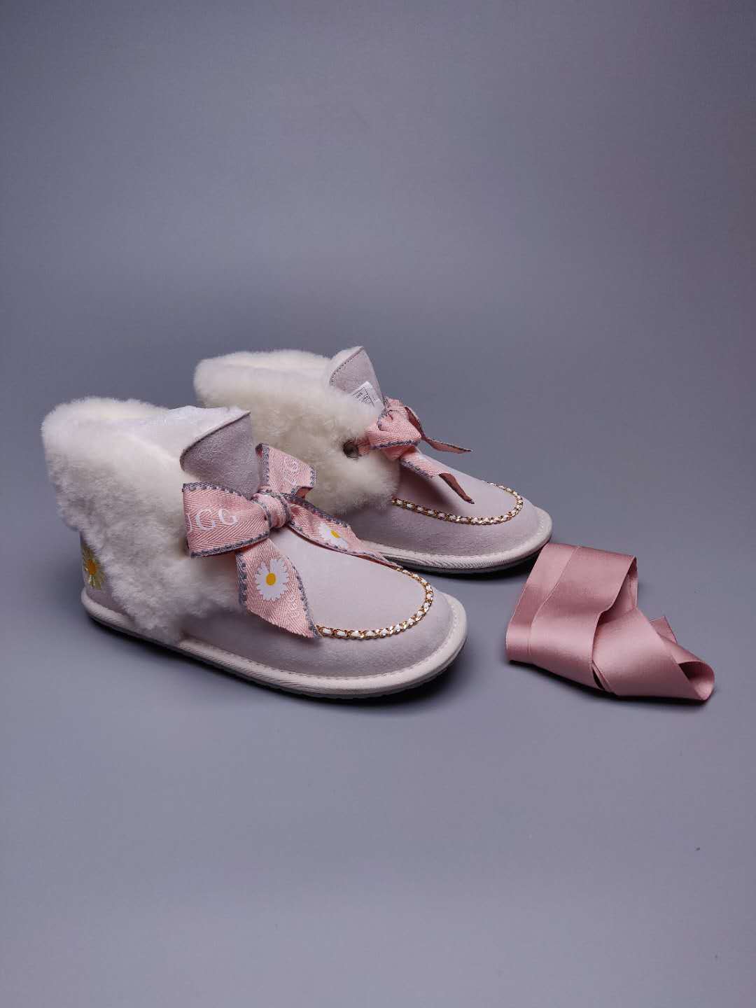Milkshake White Daisy-Detail Shoes with Chain and Ribbon | 7888