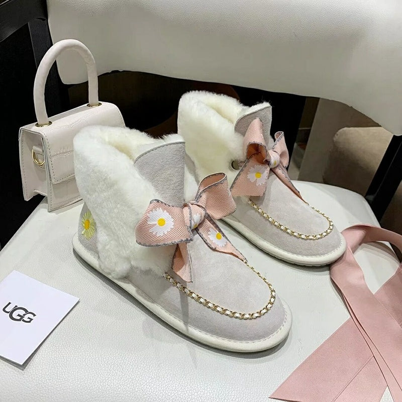 Milkshake White Daisy-Detail Shoes with Chain and Ribbon | 7888