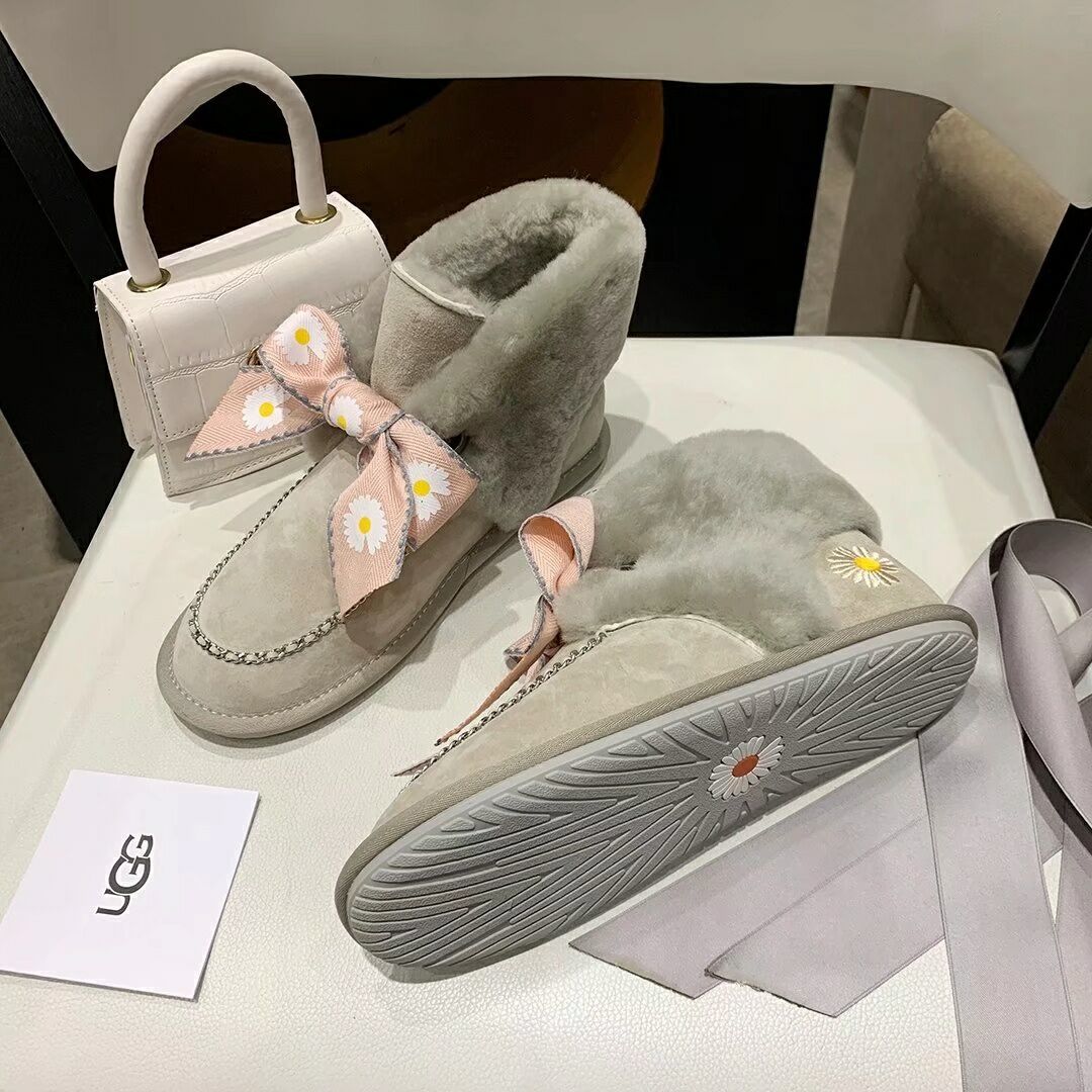 Grey Daisy-Detail Shoes with Chain and Ribbon | 7888