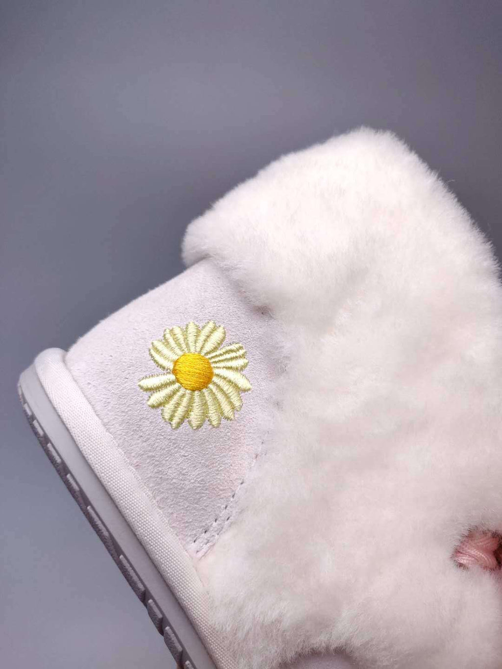 Milkshake White Daisy-Detail Shoes with Chain and Ribbon | 7888