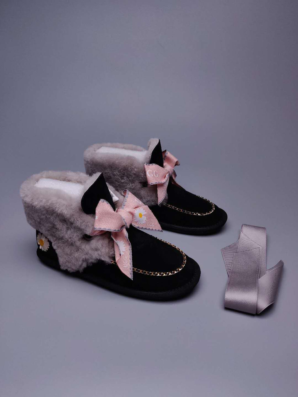 Black Daisy-Detail Shoes with Chain and Ribbon | 7888