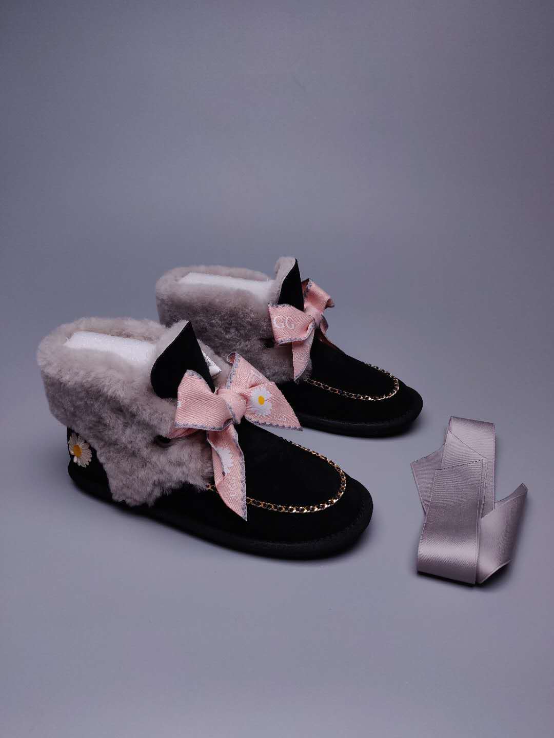Black Daisy-Detail Shoes with Chain and Ribbon | 7888