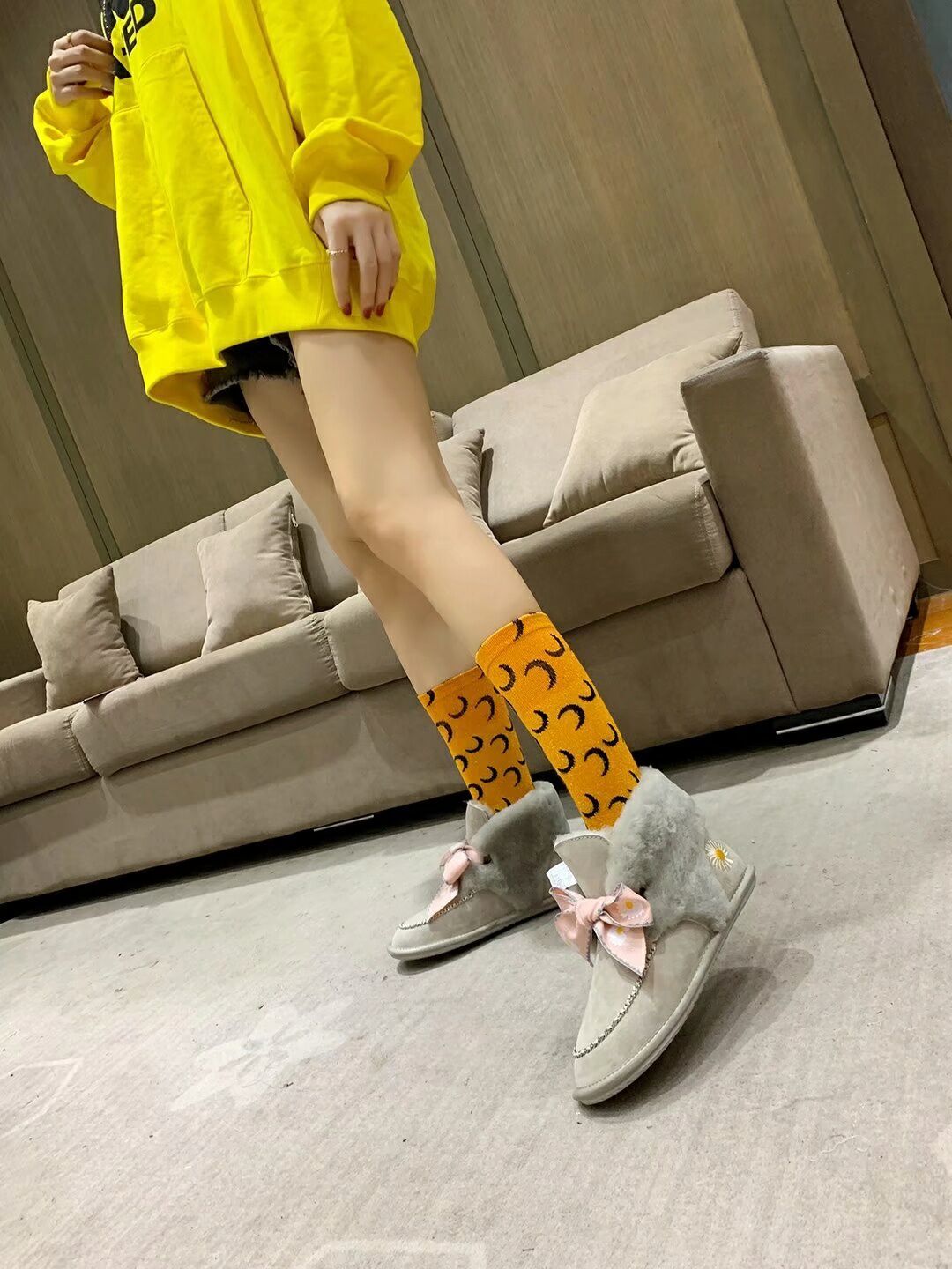 Grey Daisy-Detail Shoes with Chain and Ribbon | 7888