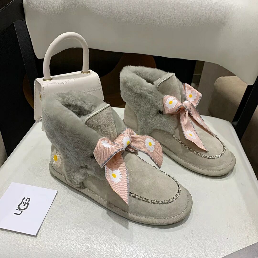 Grey Daisy-Detail Shoes with Chain and Ribbon | 7888