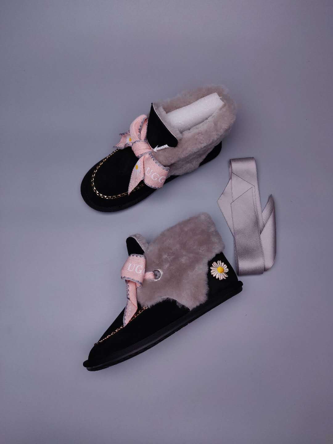 Black Daisy-Detail Shoes with Chain and Ribbon | 7888